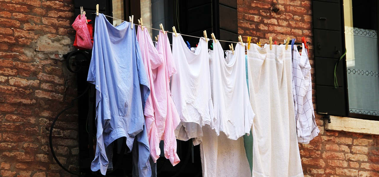 Dlaczego mokre ubrania trudniej zdjąć niż suche?
