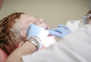 Ile zarabia dentysta? Sprawdź zarobki stomatologów w Polsce