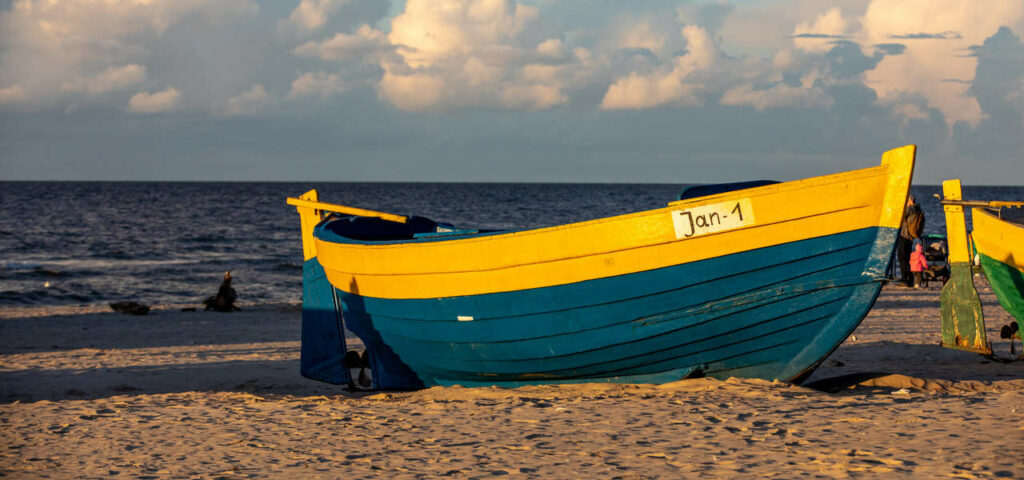 Noclegi blisko morza: łódka w Jantarze