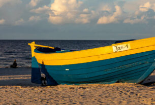 Noclegi blisko morza: łódka w Jantarze
