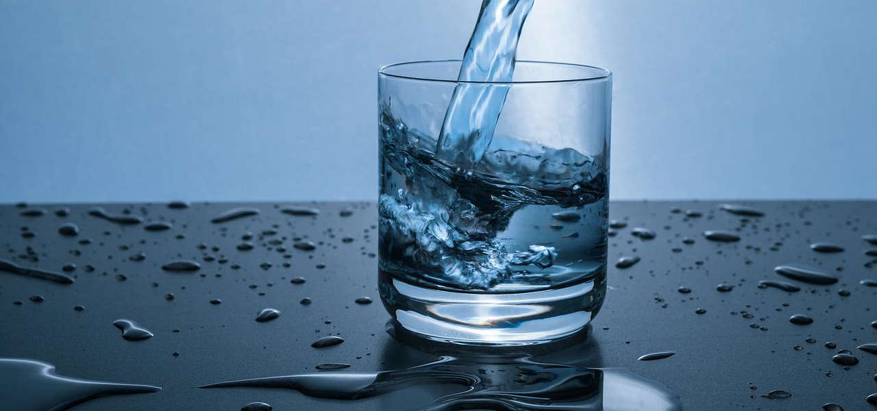 Ile ml ma szklanka? Ile wody zmieści się w szklance?
