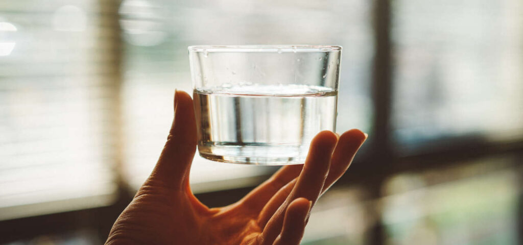 Woda destylowana – cena, zastosowanie, właściwości