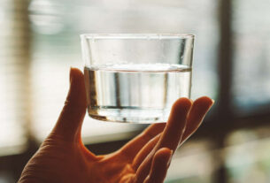 Woda destylowana – cena, zastosowanie, właściwości
