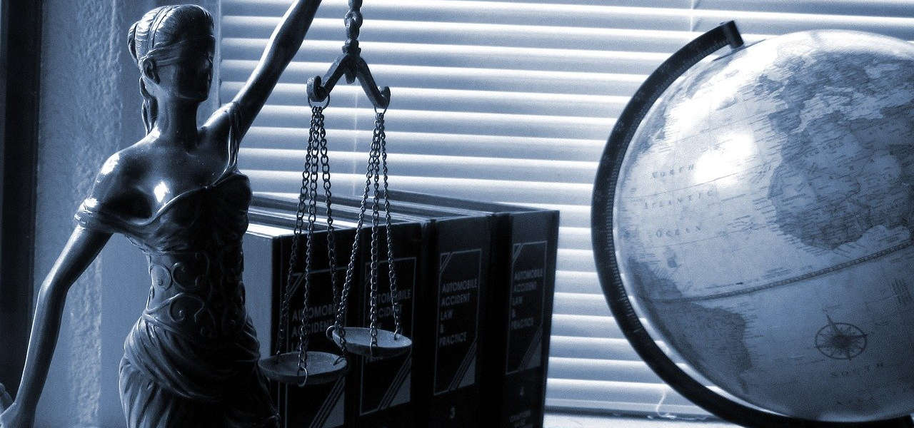 Czym się kierować wybierając adwokata?