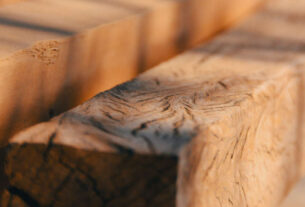 Jak wygląda proces produkcji drewna konstrukcyjnego C24?