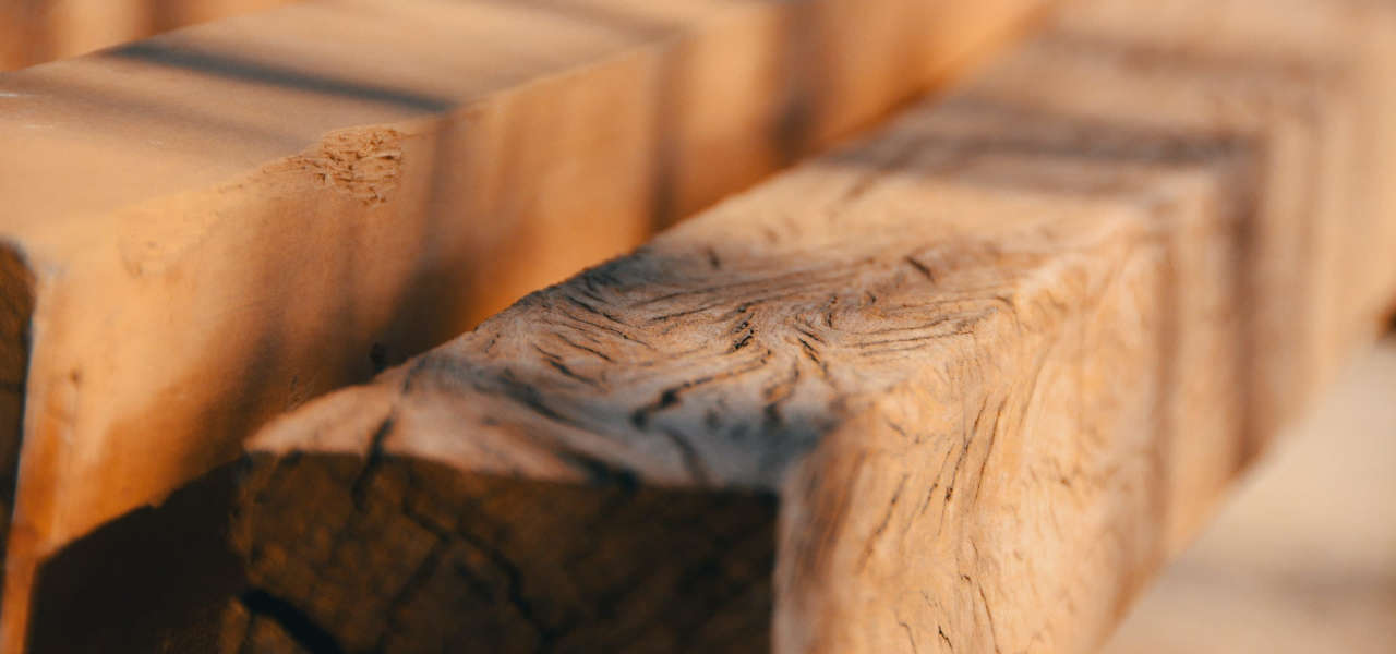 Jak wygląda proces produkcji drewna konstrukcyjnego C24?