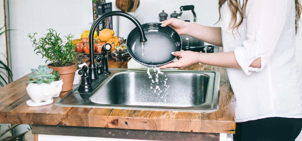 Zmywanie naczyń – jak ręcznie umyć naczynia w zlewie?
