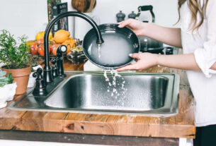 Zmywanie naczyń – jak ręcznie umyć naczynia w zlewie?