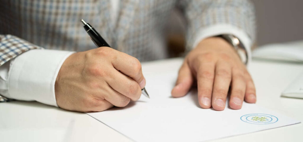 Ile zarabia notariusz i jak zostać notariuszem?