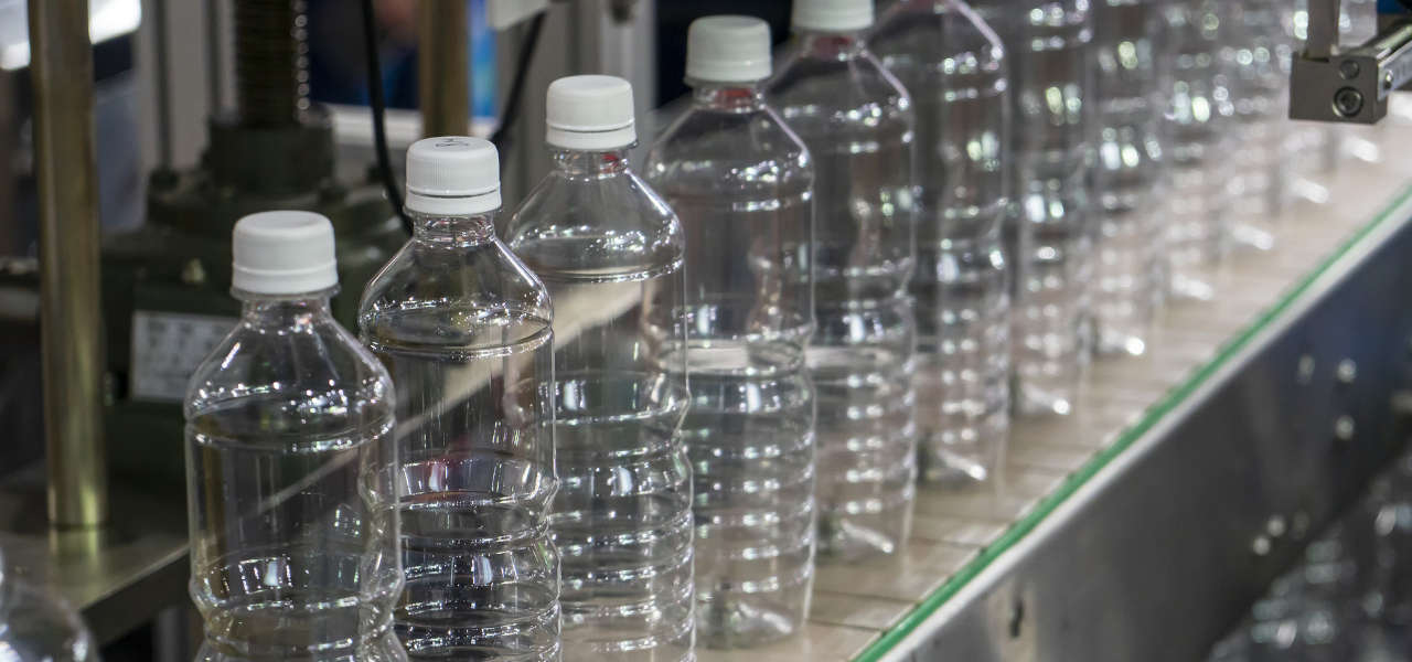 Butelki PET – produkcja, właściwości, wpływ na środowisko