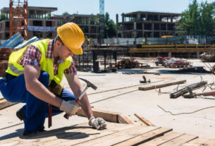 Ile zarabia budowlaniec? Aktualne zarobki 2023