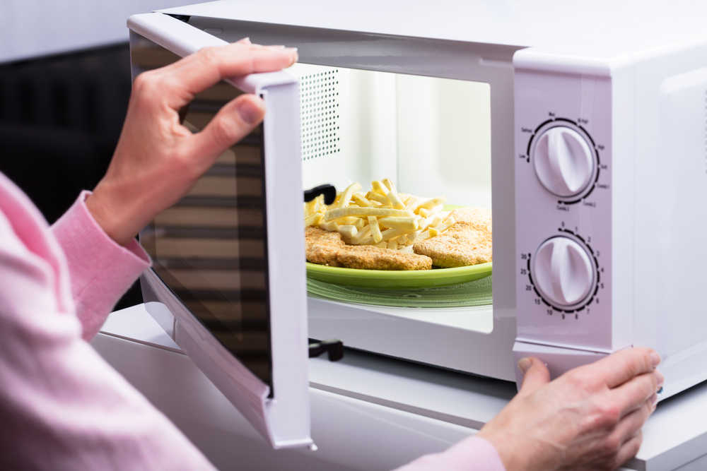 Podgrzewanie jedzenia w kuchence mikrofalowej