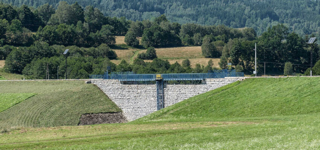 Jak zbiorniki retencyjne wspierają zrównoważone zarządzanie wodą na terenach inwestycyjnych? Jak zbiorniki retencyjne wspierają zrównoważone zarządzanie wodą na terenach inwestycyjnych?