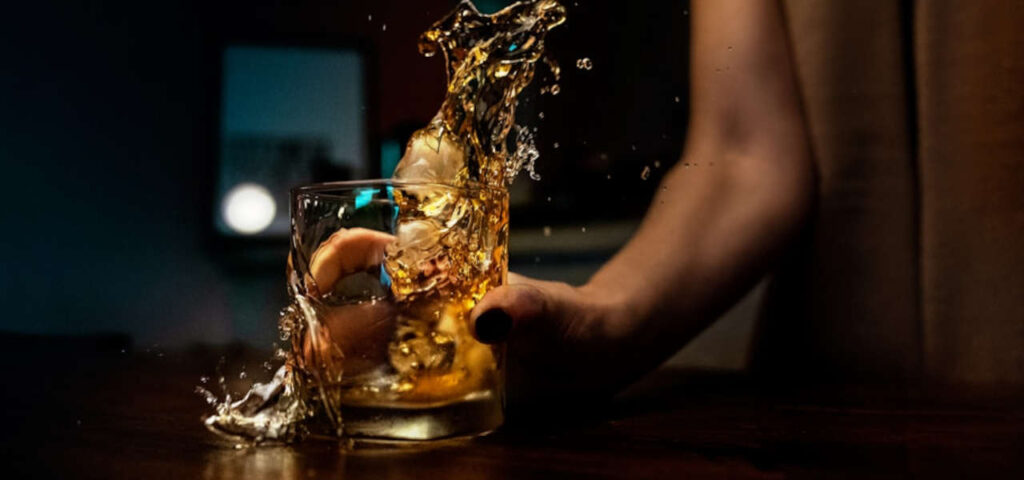 Małpka alkohol – co to znaczy? Geneza nazwy, fakty i mity. Małpka alkohol – co to znaczy? Geneza nazwy, fakty i mity.