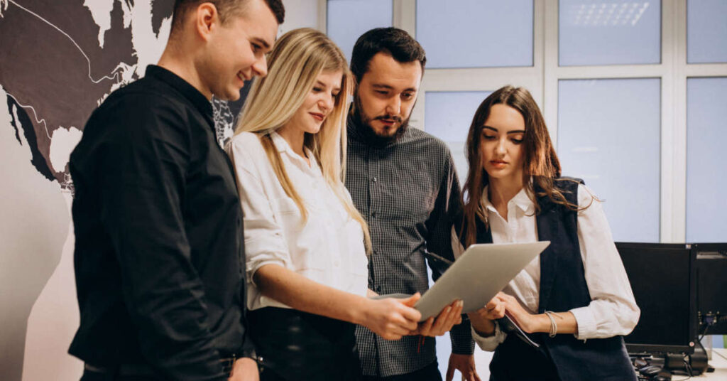 Jak team building wpływa na komunikację i atmosferę w zespole? Jak team building wpływa na komunikację i atmosferę w zespole?