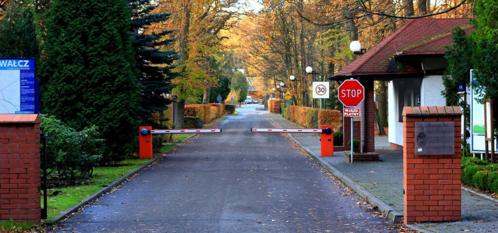 Szlabany osiedlowe i parkingowe bez chaosu. Jak zadbać o sprawny wjazd, bezpieczeństwo i wygodę użytkowników? Szlabany osiedlowe i parkingowe bez chaosu. Jak zadbać o sprawny wjazd, bezpieczeństwo i wygodę użytkowników?