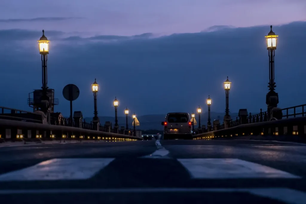 Jak nowoczesne oświetlenie infrastruktury wpływa na bezpieczeństwo i estetykę przestrzeni publicznej?