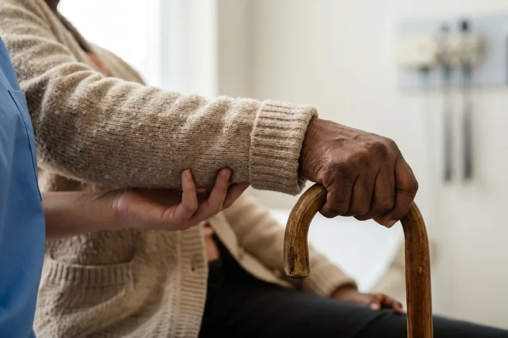 Senior z chorobą Parkinsona – jak choroba wpływa na codzienną opiekę?